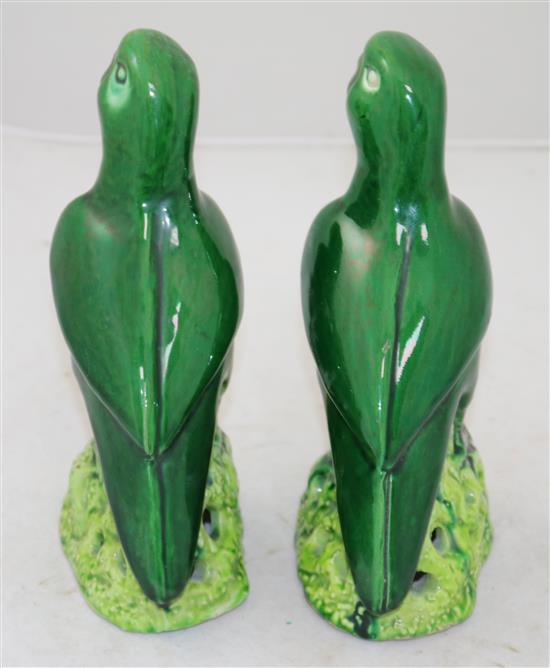 Two Chinese green glazed pottery models of parrots, late 19th/early 20th century, 20cm